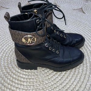 MICHAEL KORS women size 6M boots. Great condition.
